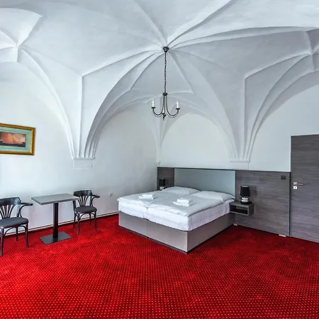 Trebovska Restaurace Hotell 2*